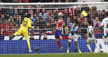 Balón a la espalda de la defensa del Espanyol que controla Morata y su centro lo remata a gol Correa casi sobre la línea.