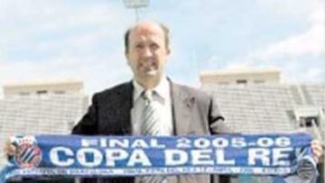 <b>BUFANDA EXCLUSIVA DE LA FINAL</b>. El Espanyol ya ha empezado acomercializar la bufanda conmemorativa de la final de la Copa. Lotina ha sido el primero en posar con ella, a los pies del trofeo conseguido en 2000. Se pueden comprar en la tiendas que el club tiene en Montjuïc y la Ciudad Deportiva.