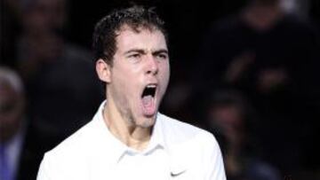 Janowicz, primer finalista al derrotar a Gilles Simon
