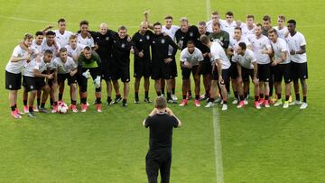 Foto de la selección alemana en el primer entrenamiento tras conseguir el pase a la final de la Copa Confederaciones.