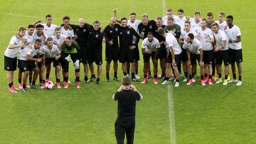 Foto de la selecci&oacute;n alemana en el primer entrenamiento tras conseguir el pase a la final de la Copa Confederaciones.