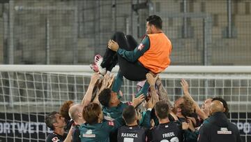 Heidenheim (Germany), 06/07/2020.- Bremen&#039;s players toss Bremen&#039;&Auml;&ocirc;s Claudio Pizarro in the air as they celebrate after the German Bundesliga relegation playoff, second leg soccer match between 1. FC Heidenheim and Werder Bremen in Hei