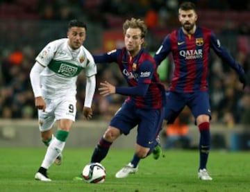 Ivan Rakitic persigue a Cristian Herrera.