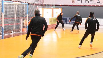 Navarra sigue al acecho de los playoff tras batir al Segovia