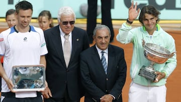 Nadal, a la derecha, con el trofeo de Roland Garros de 2010. Soderling, a la izquierda, fue el otro finalista.