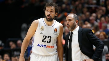 VALENCIA, 22/11/2022.- El entrenador del Real Madrid, Chus Mateo, conversa con Sergio Llull (i) durante el encuentro de la fase regular de la Euroliga de baloncesto ante el Valencia Basket disputado hoy martes en el pabellón de la Fuente de San Luis. EFE/Miguel Ángel Polo.
