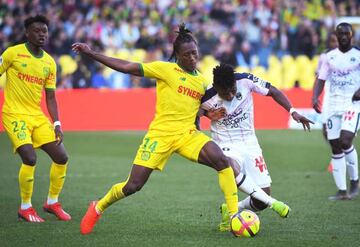 Bordeaux's Nigerian forward Samuel Kalu (R) vies with Nantes' Malian defender Charles Blonda Traore during the French L1 football match between Nantes (FCN) and Bordeaux (FCGB)