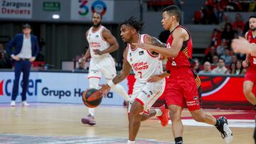 El base del Valncia Chri Jones (i) con el balon ante el jugador del Zaragoza Trae Bell Haynes durante el partido de la 19 jornada de Liga ENdesa que disputan en el Pabellón Príncipe Felipe de Zaragoza.