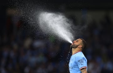 El defensa británico Kyle Walker nos deja esta curiosa imagen después de beber agua. 