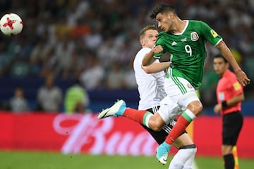 Raúl Jiménez cabecea ante la marca de Matthias Ginter.