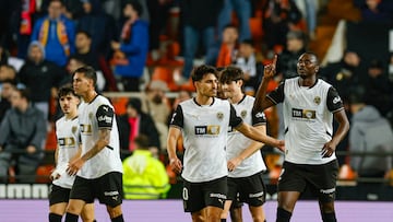 Jugadores del Valencia tras el gol de Sadiq.