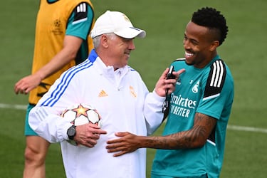 Detallazo de Ancelotti con dos madridistas