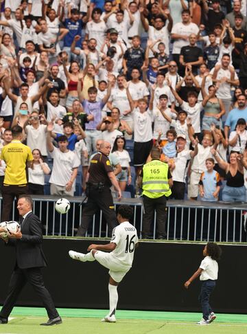 27 de julio de 2024 | La joven promesa del fútbol brasileño no pudo evitar la emoción ante las 45.000 personas que le recibieron en el Santiago Bernabéu. 