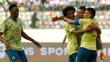 Falcao García, Juan Cuadrado y Matheus Uribe celebrando un gol con la Selección Colombia.