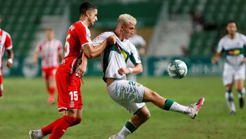 GRAF3851. ELCHE (ALICANTE), 20/08/2020.- El delantero del Elche Daniel Escriche (d) intenta controlar el balón presionado por Juanpe, del Girona, durante el primer partido de la final por el ascenso a Primera División que se disputa hoy juev