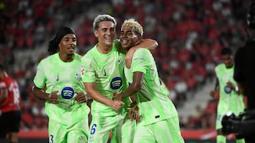0-3. Zurdazo de Lamine Yamal, en el borde del área bermellón, mandando el balón a la escuadra derecha de Leo Román. En la imagen, celebrando el tanto con Gavi.