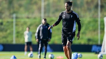 Gonçalo Paciencia conduce el balón durante un entrenamiento del Celta.