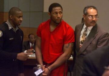 Ray Lewis: leyenda viva de los Baltimore Ravens se vio inmiscuido en un caso de asesinato. Llegó a un acuerdo con la fiscalía, admitiendo los cargos de obstrucción a la justicia. La Sangre de uno de los hombres asesinados fue encontrada dentro de la limusina de Lewis. Por lo que la sospecha de su culpabilidad siempre ha estado latente.