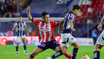 Oscar Macias (L) of San Luis fights for the ball with Oliver Torres (R) of Monterrey during the Semifinal first leg match between Atletico de San Luis and Monterrey as part of the Liga BBVA MX, Torneo Apertura 2024 at Alfonso Lastras Stadium on December 04, 2024 in San Luis Potosi, Mexico.
