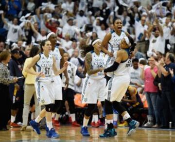 Anna Cruz, Sylvia Fowles, Seimone Augustus, Renee Montgomery y Maya Moore celebrando la victoria