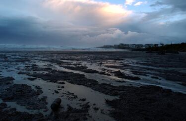 El petróleo derramado llega a una playa en Caión, norte de España.
