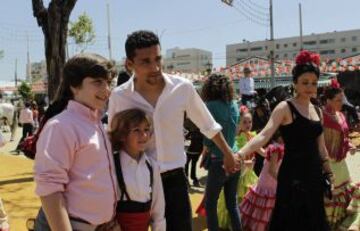 Jesús Navas jugador del Sevilla FC posando en la Feria de Abril.