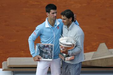 Spain's Rafael Nadal (R), holding the Musketeers winner's trophy, is congratulated by Serbia's runner up Novak Djokovic after the French tennis Open men's final match at the Roland Garros stadium in Paris on June 8, 2014.  AFP PHOTO / PATRICK KOVARIK
PUBLICADA 09/06/14 NA MA06 2COL