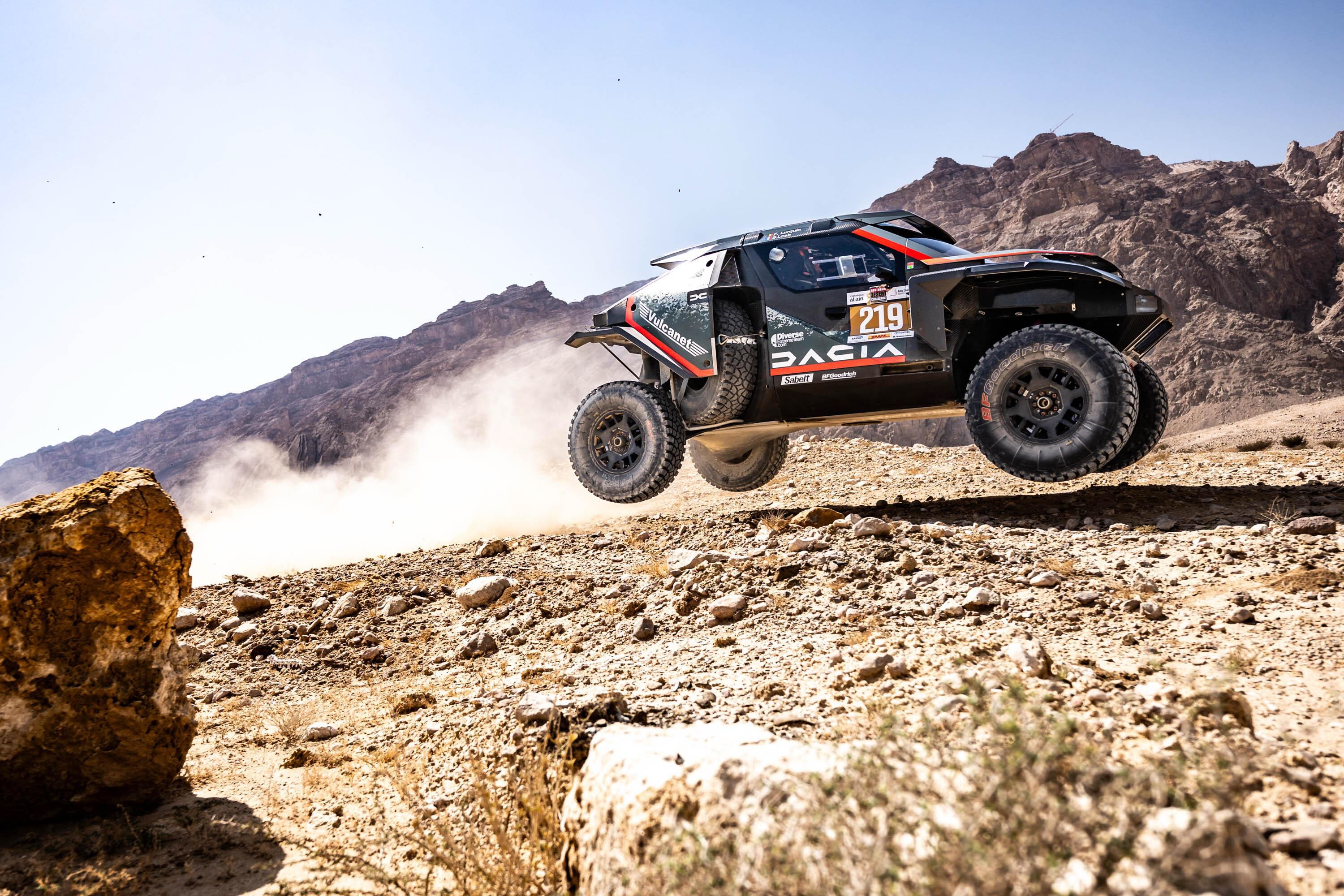 Loeb con el Dacia del Dakar.