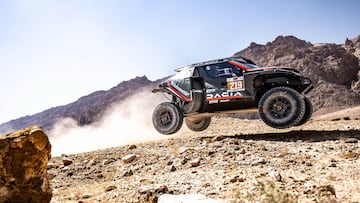 Loeb con el Dacia del Dakar.