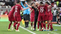 Hamid Ismaeil celebra un gol de Qatar con sus compa&ntilde;eros y su seleccionador Felix S&aacute;nchez.