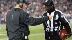 Chip Kelly, head coach de Philadelphia Eagles, hablando con un &aacute;rbitro durante el &uacute;ltimo partido.