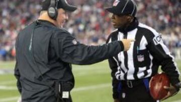 Chip Kelly, head coach de Philadelphia Eagles, hablando con un &aacute;rbitro durante el &uacute;ltimo partido.