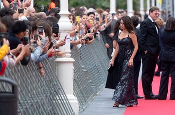 La actriz Penélope Cruz saluda al público, a su llegada a la presentación de la película ‘En los márgenes’ en el Festival Internacional de Cine de San Sebastián.