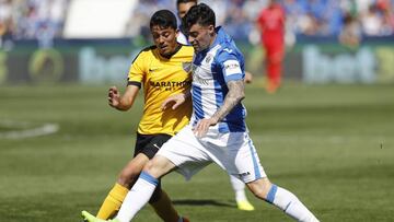 El defensa del Legan&eacute;s Diego Rico (d) disputa un bal&oacute;n con el centrocampista del M&aacute;laga Pablo Fornals (i) durante el partido correspondiente a la vig&eacute;simo octava jornada de LaLiga Santander disputado este mediod&iacute;a en el estadio de Butarque. 