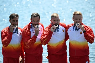 De izquierda a derecha, Rodrigo Germade, Sa¨²l Craviotto, Carlos Ar¨¦valo y Marcus Cooper con el bronce del K4 500 en Par¨ªs.