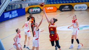 Paula Ginzo, pívot de la Selección, lanza ante Suiza.