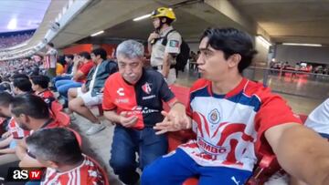 Un emocionante momento en el estadio: la pasión por el fútbol trasciende barreras cundo un aficionado de los rojiblancos comunica cada jugada a un seguidor de los rojinegros.