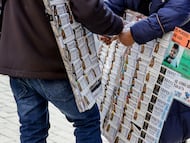 Vendedores de lotería para el Sorteo Extraordinario del Niño, a 2 de enero de 2023, en Madrid (España). El Sorteo Extraordinario del Niño celebra su 80ª edición coincidiendo con el día de los Reyes Magos. La lotería del Niño reparte hasta 700 millones de euros en premios, con un primer premio de 2.000.000 de euros a la serie. A pesar de que en el Sorteo Extraordinario de la Lotería del Niño tocan más premios que en la Lotería de Navidad, la cantidad de estos premios es menor.
02 ENERO 2023;MADRID;SORTEO EL NIÑO;SORTEO EXTRAORDINARIO;COLAS;ADMINISTRACIONES
Carlos Luján / Europa Press
02/01/2023