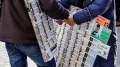 Vendedores de lotería para el Sorteo Extraordinario del Niño, a 2 de enero de 2023, en Madrid (España). El Sorteo Extraordinario del Niño celebra su 80ª edición coincidiendo con el día de los Reyes Magos. La lotería del Niño reparte hasta 700 millones de euros en premios, con un primer premio de 2.000.000 de euros a la serie. A pesar de que en el Sorteo Extraordinario de la Lotería del Niño tocan más premios que en la Lotería de Navidad, la cantidad de estos premios es menor.
02 ENERO 2023;MADRID;SORTEO EL NIÑO;SORTEO EXTRAORDINARIO;COLAS;ADMINISTRACIONES
Carlos Luján / Europa Press
02/01/2023