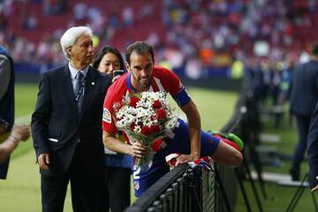 Godín recibió el homenaje de su hinchada. Le pasó el brazalete a Koke y Luiz Pereira le dio una placa con sus partidos de rojiblanco.