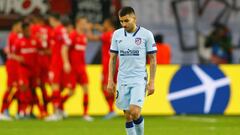 Correa se lamenta durante el partido contra el Bayer Leverkusen. 