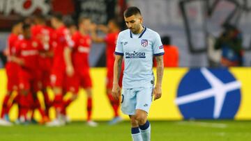 Correa se lamenta durante el partido contra el Bayer Leverkusen.