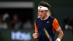 Paris (France), 07/06/2023.- Casper Ruud of Norway reacts as he plays Holger Rune of Denmark in their Men's quarterfinal match during the French Open Grand Slam tennis tournament at Roland Garros in Paris, France, 07 June 2023. (Tenis, Abierto, Dinamarca, Francia, Noruega) EFE/EPA/CHRISTOPHE PETIT TESSON
