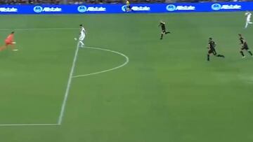 15' de derbi, se queda delante del portero y hace lo contrario a lo que har¨ªa cualquiera: Ibra