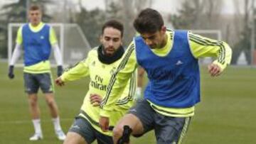 Enzo Zidane, protegiendo el bal&oacute;n de Carvajal durante el entrenamiento del primer equipo. 