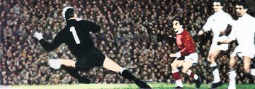 Roger Hunt se mantiene como el m¨¢ximo goleador del Liverpool en la Premier con 244 goles, entre 1958 y 1969. Durante esas dos temporadas gan¨® dos ligas y una FA Cup con los Reds. Falleci¨® el 28 de septiembre a los 83 a?os. El delantero fue part¨ªcipe de la selecci¨®n de Inglaterra que gan¨® el Mundial de 1966. Hunt fue protagonista, adem¨¢s de por sus tres goles en seis partidos durante la cita mundialista, por ser el jugador que sali¨® en la foto del famoso gol fantasma de Geoff Hurst.