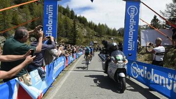 Luis Le&oacute;n S&aacute;nchez cruza primero por el Passo del Mortirolo, cima Michele Scarponi del Giro de Italia 2017.