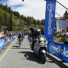 Luis León rinde homenaje a Scarponi en el Mortirolo