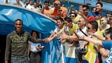 <b>EXPECTACIÓN. </b>Guerrón saluda a los cientos de aficionados que se agolparon en su presentación, la más numerosa de esta temporada.