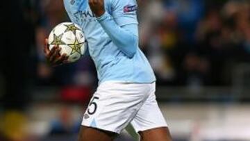 <b>DEDICATORIA. </b>Tras marcar, Balotelli le hizo un gesto a Weidenfeller de que siguiese hablando.